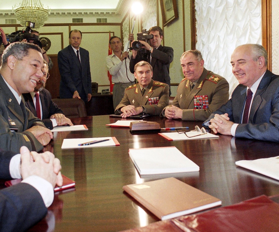 Powell et le président soviétique Mikhail Gorbachev.