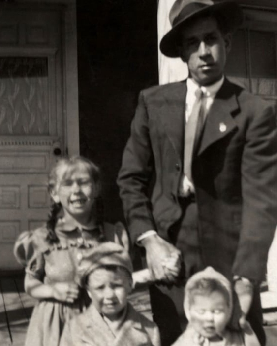 Charles Henry Byce avec des enfants