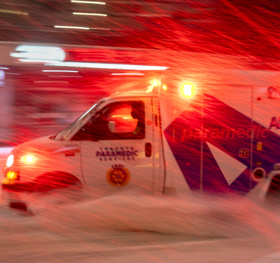 Une ambulance traverse une tempête hivernale