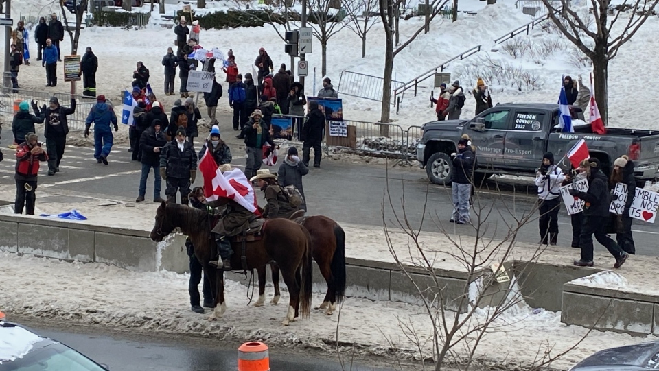 Des manifestants à cheval